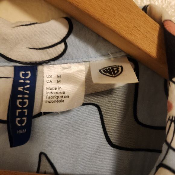 Warner Brothers Bugs Bunny H&M/Divided button down shirt Size Medium - Picture 3 of 4